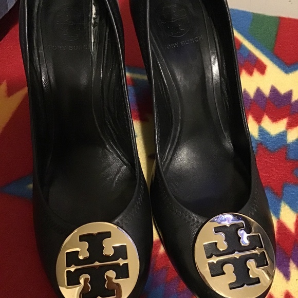 🔥SALE! TORY BURCH, SIZE 9 1/2 med, pre-owned , small lose insole on left shoe🔥 - Picture 1 of 10